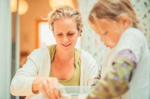 spielerische Psychotherapie mit Kinder, im Sand